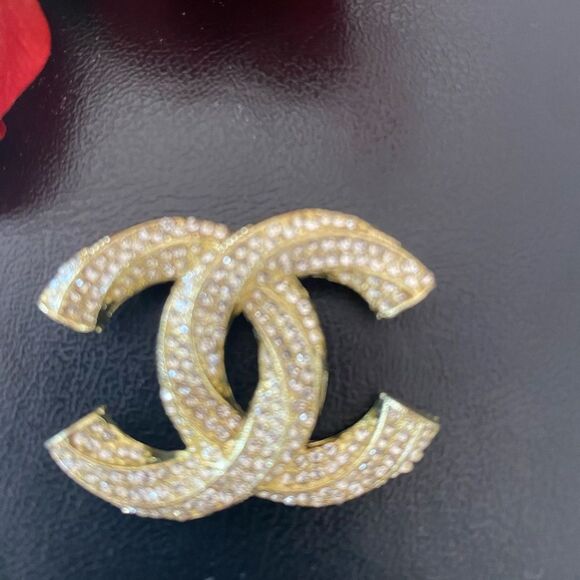 Classic Brooch - Picture 2 of 11